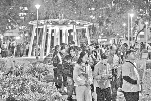 শোকে স্তব্ধ হংকং