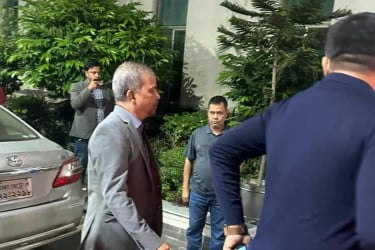 খালেদা জিয়াকে দেখতে হাসপাতালে গেলেন আইন উপদেষ্টা