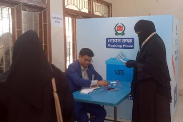 ঢাকায় চলছে ইসির ‘মক ভোটিং’