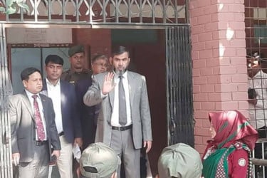 মক ভোটিংয়ে ‘হ-য-ব-র-ল’, ক্ষুব্ধ হয়ে নতুন করে ভোট নিলেন ইসি কর্মকর্তা