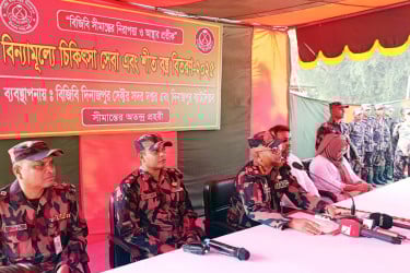 সীমান্তে বিজিবির বিনামূল্যে চিকিৎসা ও শীতবস্ত্র বিতরণ