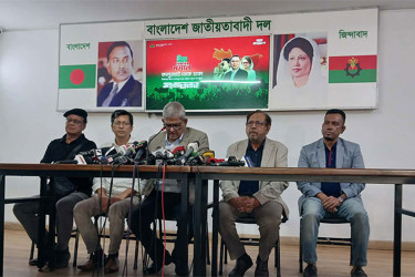 খালেদা জিয়ার শারীরিক অবস্থা সঙ্কটাপন্ন, বিদেশ নেয়ার মতো অবস্থা নেই : মির্জা ফখরুল