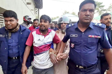 বগুড়ায় কুঠার দিয়ে স্ত্রীকে হত্যা, স্বামী আটক