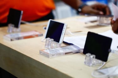 রবিবার সারা দেশে মোবাইল ফোনের দোকান বন্ধ