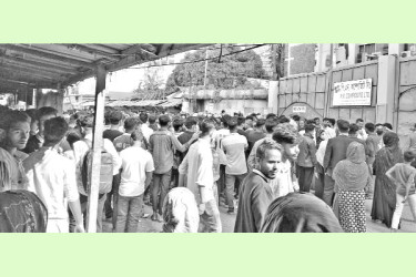 কারখানা খোলার দাবিতে বিক্ষোভ শ্রমিকদের