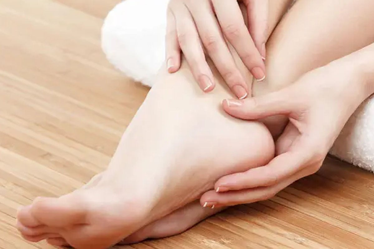 শীতে পা ফাটা রোধে ঘরোয়া উপায়