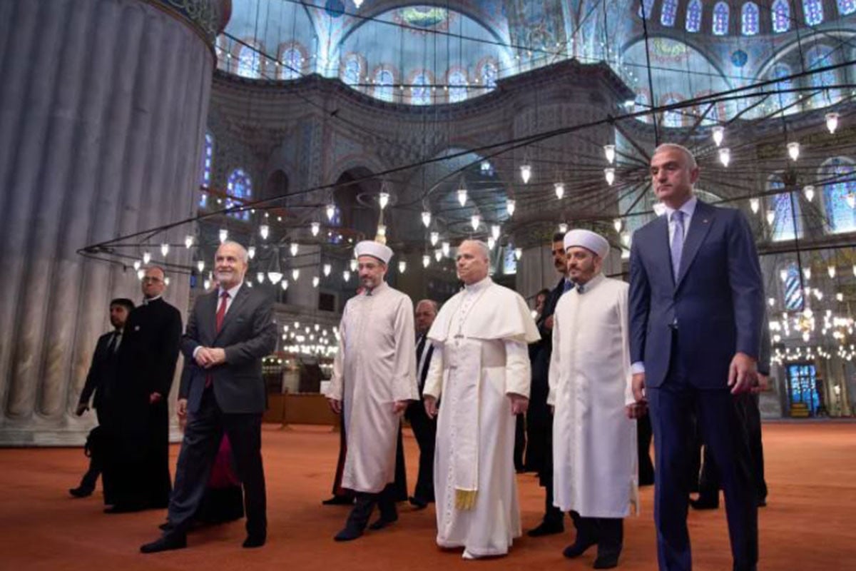 প্রথমবারের মতো মসজিদ পরিদর্শন করলেন পোপ লিও