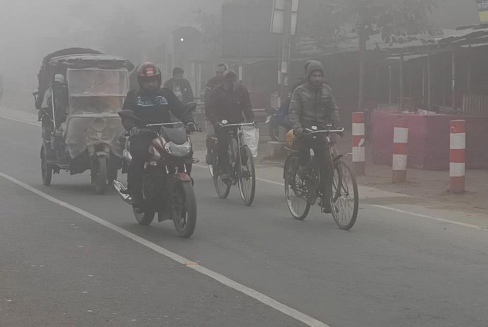 ঘন কুয়াশার সঙ্গে হিমেল হাওয়া, কুড়িগ্রামে শীতের আগমন স্পষ্ট