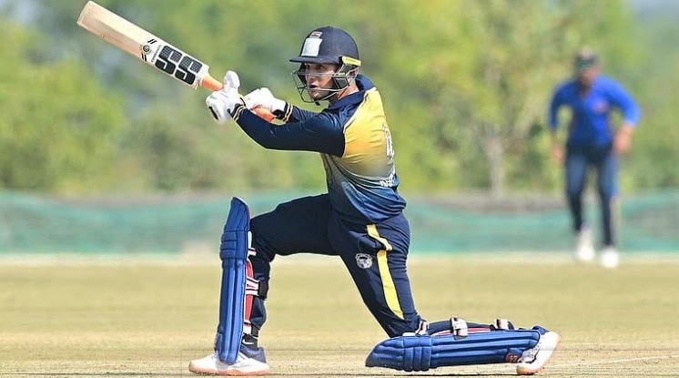 ১২ বলে ফিফটি, ৩২ বলে সেঞ্চুরি করে রেকর্ড বইয়ে অভিষেক