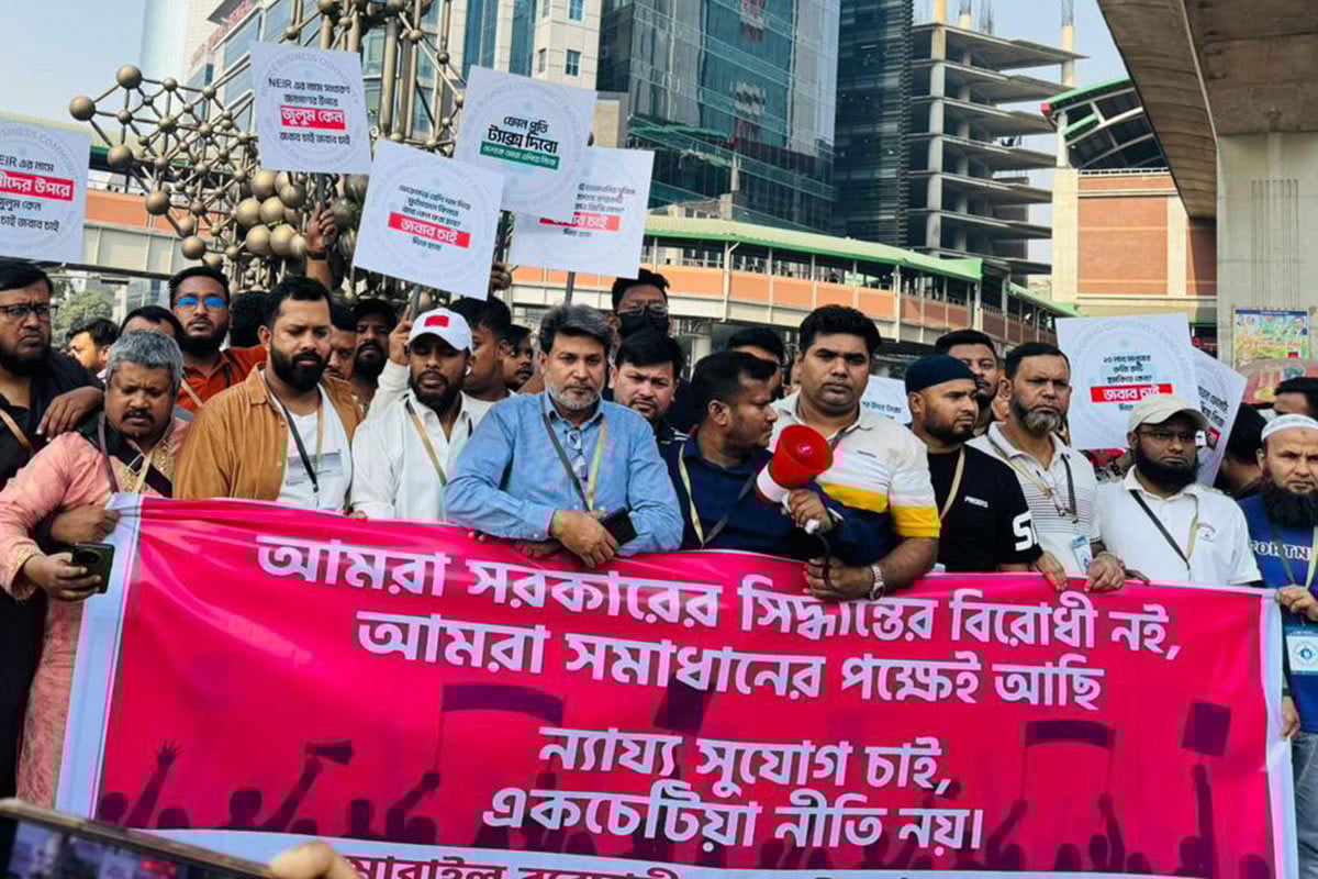 “২০ লাখ পরিবার ঝুঁকিতে”: এনইআইআর বাস্তবায়নের প্রতিবাদে মোবাইল ব্যবসায়ীরা
