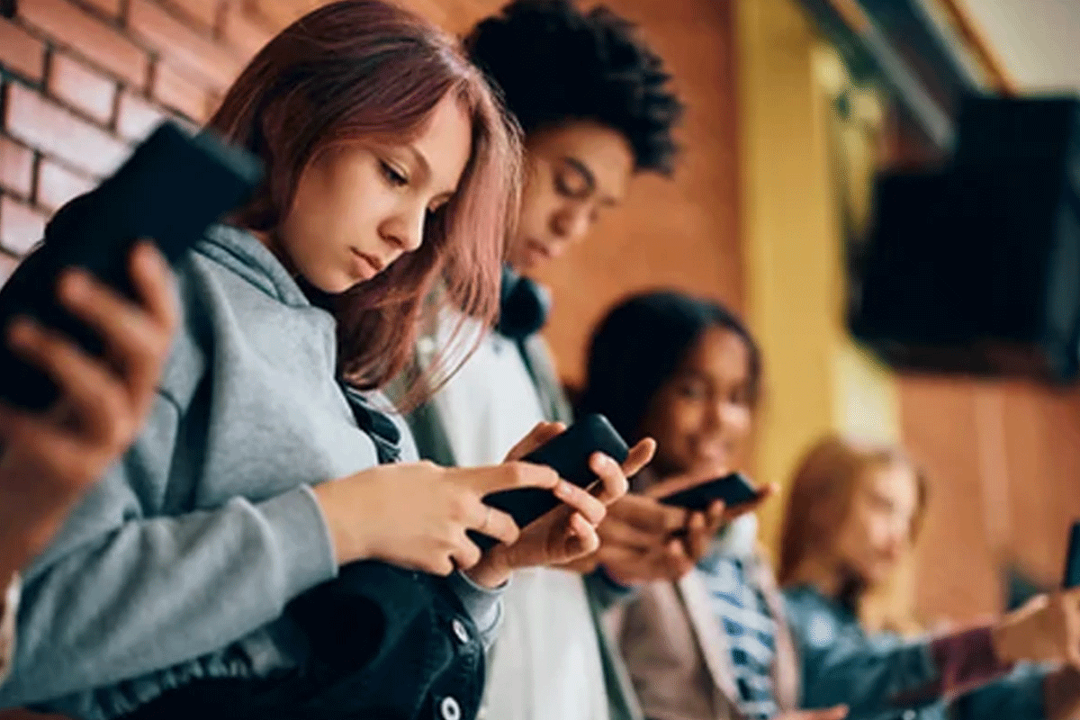 উচ্চ বিদ্যালয়ে মোবাইল নিষিদ্ধ করছে ফ্রান্স