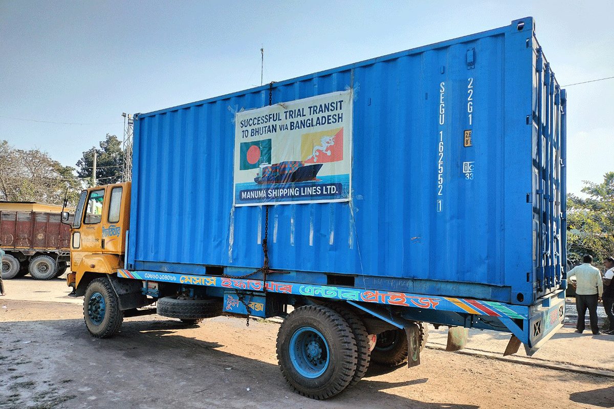 বুড়িমারী স্থলবন্দের পড়ে আছে ভুটানের ট্রানশিপমেন্ট পণ্য