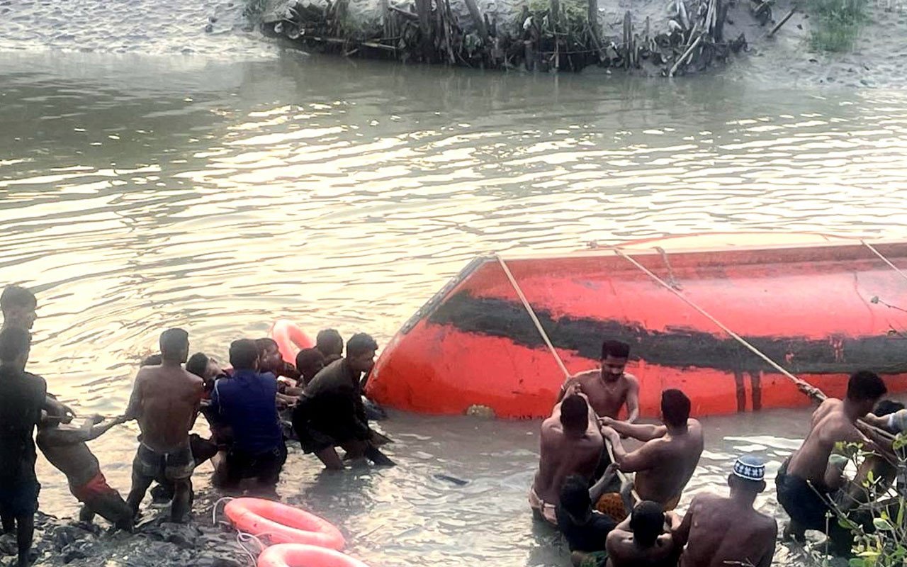 বাগেরহাটে মইদাড়া নদীতে ভেঁসে যাওয়া ৫২ পর্যটক উদ্ধার