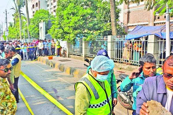 আদালতে হাজিরা দিতে আসা দুই যুবককে গুলি ও কুপিয়ে হত্যা