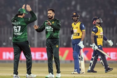 শ্রীলঙ্কাকে হারিয়ে ত্রিদেশীয় শিরোপা পাকিস্তানের