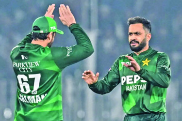 ত্রিদেশীয় সিরিজ চ্যাম্পিয়ন পাকিস্তান