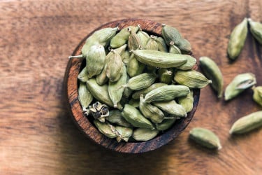 খালি পেটে এলাচ খেলে মিলবে যেসব উপকার