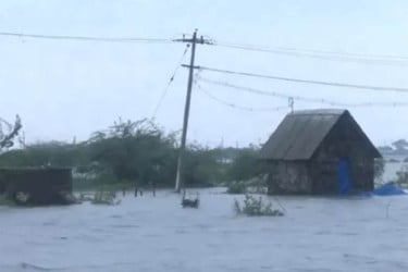 ভারতে তিন রাজ্যে রেড অ্যালার্ট, অর্ধশতাধিক ফ্লাইট বাতিল