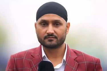ভারতকে নিজেদের সুবিধামতো উইকেট তৈরির অভ্যাস ছাড়ার পরামর্শ হরভজনের