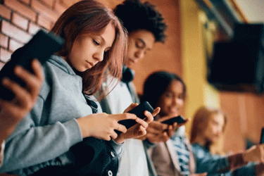 উচ্চ বিদ্যালয়ে মোবাইল নিষিদ্ধ করছে ফ্রান্স