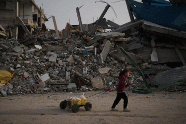 গাজায় ইসরায়েলি হামলায় নিহতের সংখ্যা দাঁড়াল ৭০ হাজার