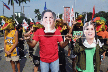 ফিলিপাইনের প্রেসিডেন্টের পদত্যাগ দাবিতে বিক্ষোভ