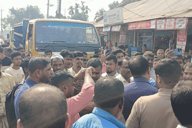 সার সংকট: লালমনিরহাট-বুড়িমারী মহাসড়ক অবরোধ