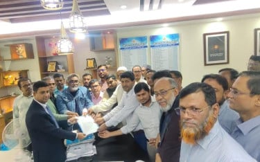 নবম পে-স্কেলের গেজেট প্রকাশের দাবিতে চট্টগ্রামে স্মারকলিপি প্রদান