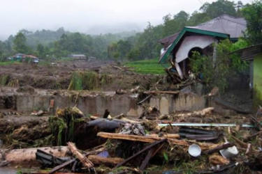 ইন্দোনেশিয়ায় ভয়াবহ বন্যা, এখনো নিখোঁজ ৪০০ জন