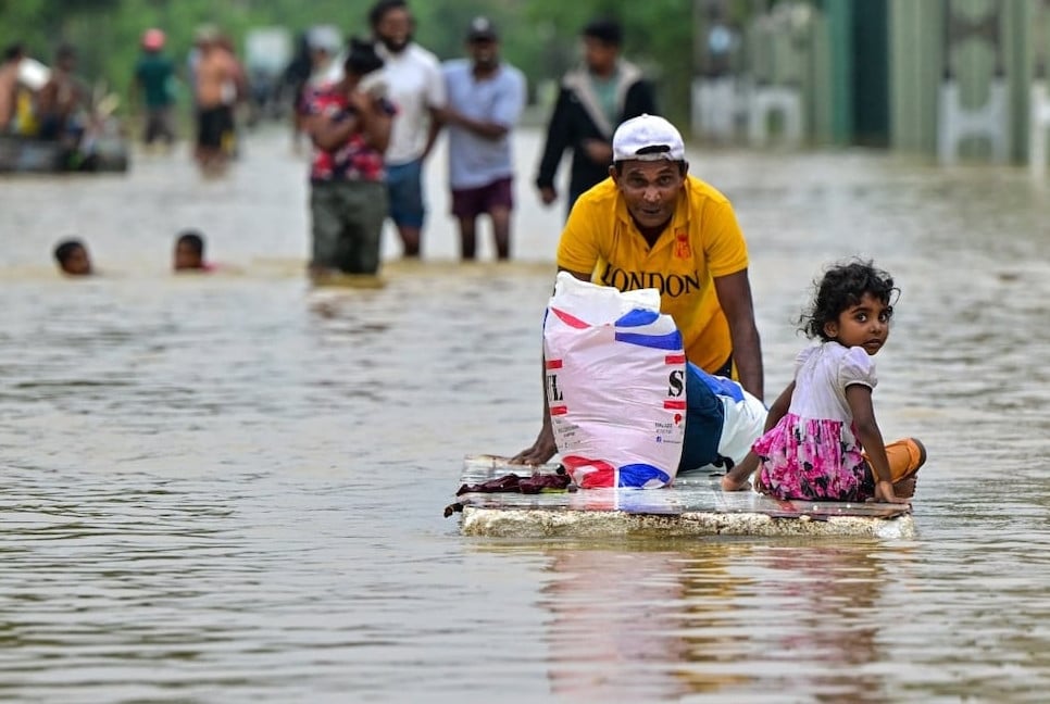 ঘূর্ণিঝড়ে বিপর্যস্ত শ্রীলঙ্কা,  মৃতের সংখ্যা বেড়ে ২১১