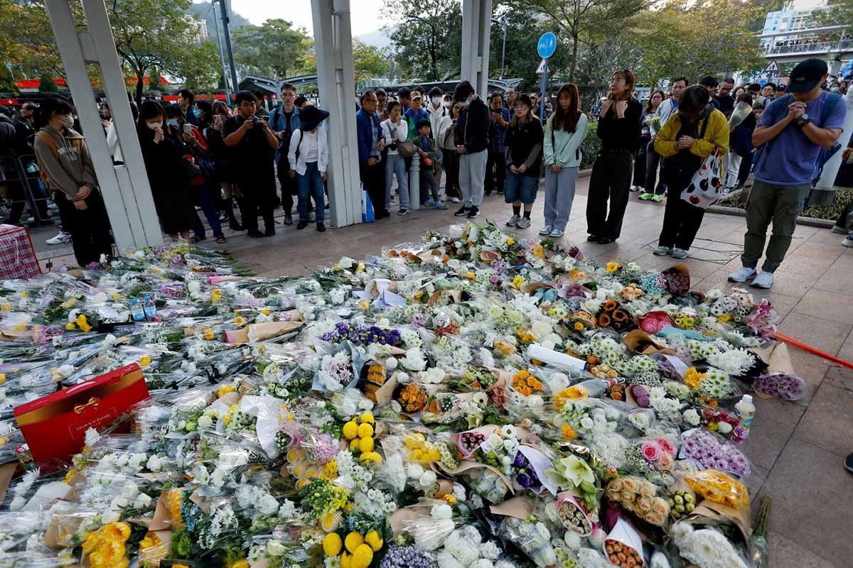 হংকংয়ে অগ্নিকাণ্ডে নিহতদের স্মরণে মানুষের ঢল, বিক্ষোভে চীনের সতর্কতা