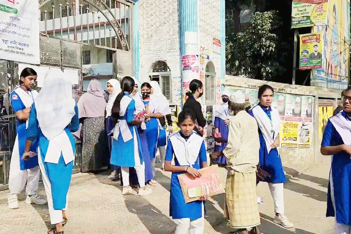 নেত্রকোনায় শিক্ষকদের কর্মবিরতিতে স্থগিত বার্ষিক পরীক্ষা