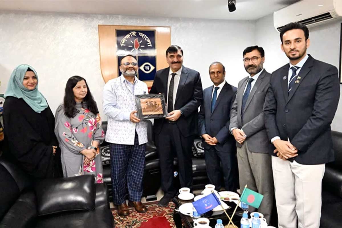 ঢাবি উপাচার্যের সঙ্গে পাকিস্তান উচ্চশিক্ষা কমিশনের প্রতিনিধি দলের বৈঠক