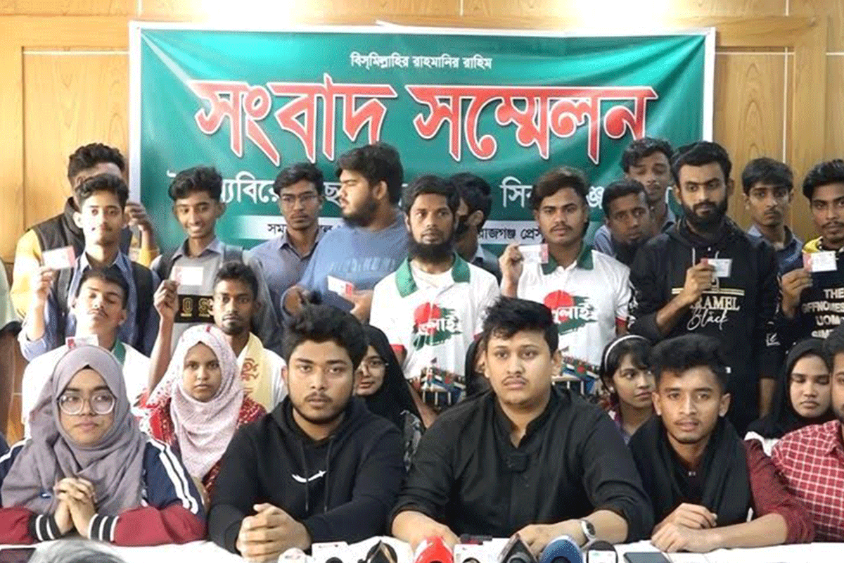 সিরাজগঞ্জে বৈষম্যবিরোধী ছাত্র আন্দোলনের নতুন কমিটির সংবাদ সম্মেলন