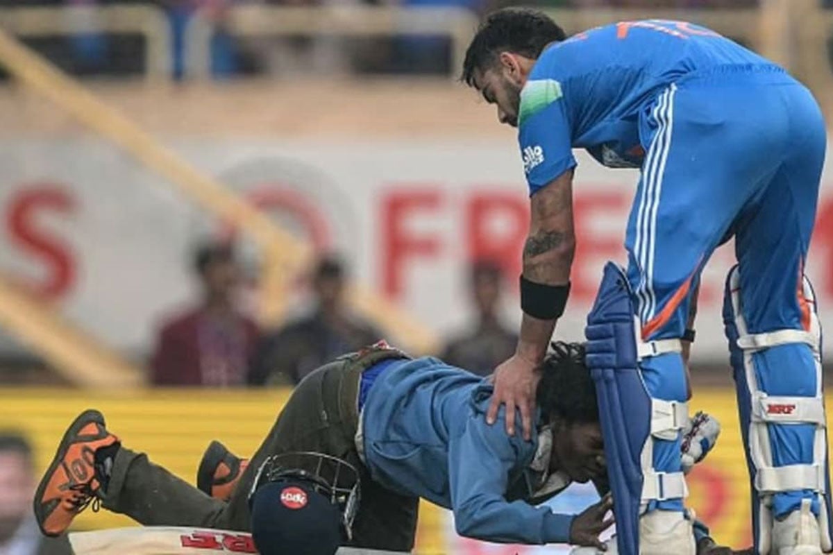 বিরাট কোহলির পা ছুঁয়ে কারাগারে যুবক, বাড়িতে বাড়ছে উৎকণ্ঠা