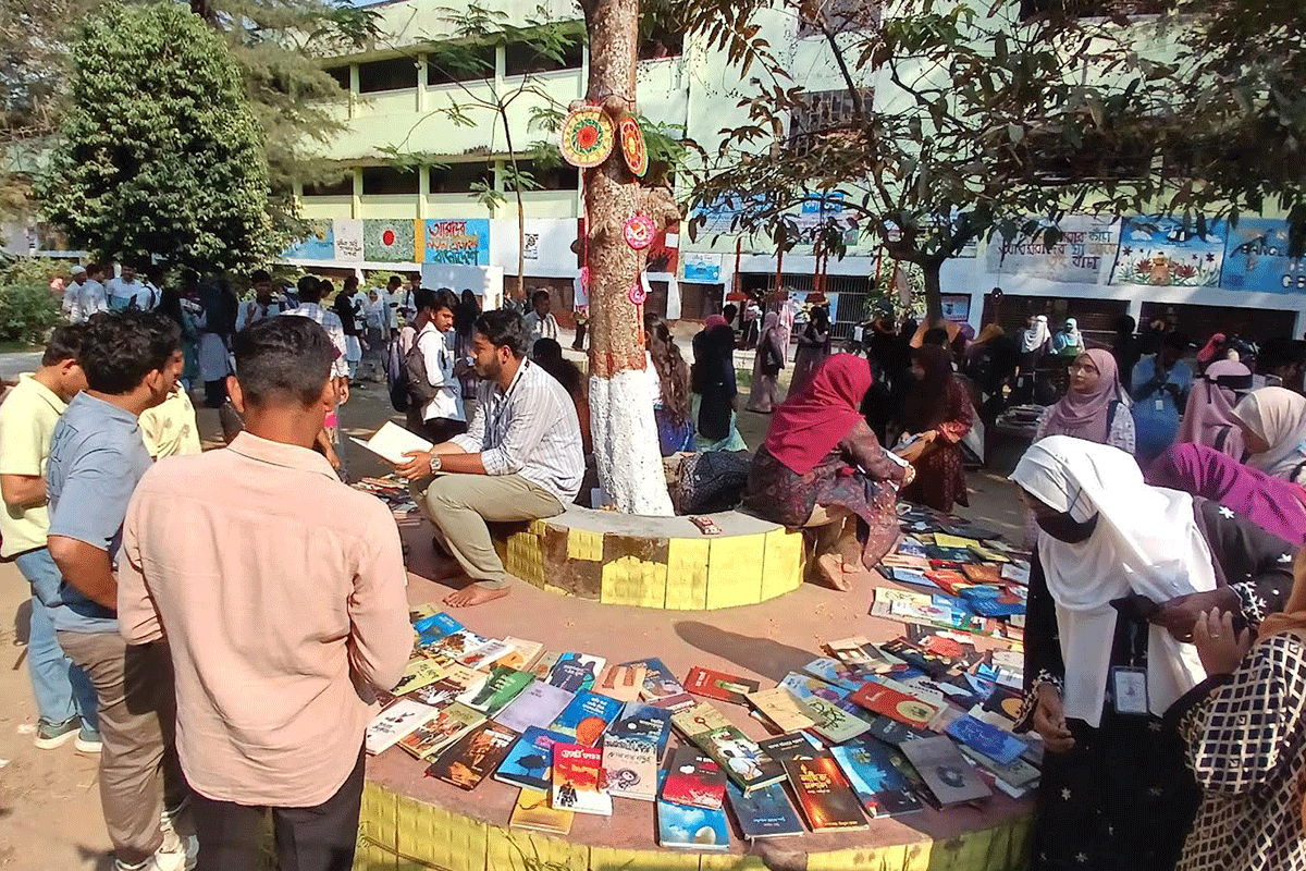 বই বিনিময় উৎসবে রঙিন ভিক্টোরিয়া কলেজ ক্যাম্পাস