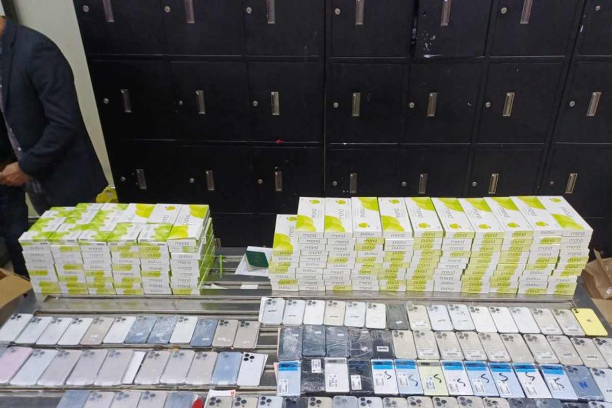 শাহজালালে চার যাত্রীর কাছ থেকে ১০২ মোবাইল ফোন উদ্ধার