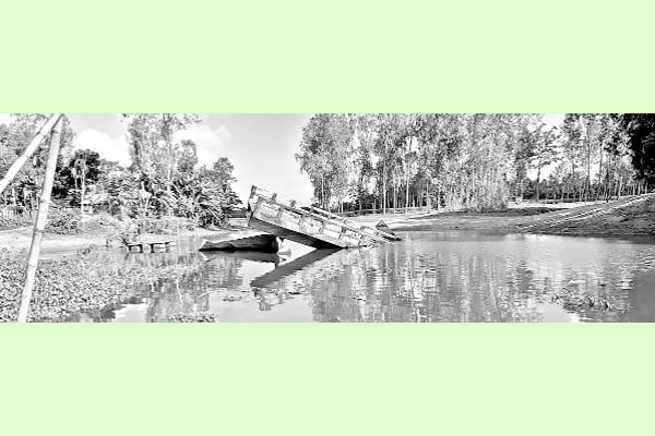 সেতু ভেঙে দুর্ভোগ সাত বছর