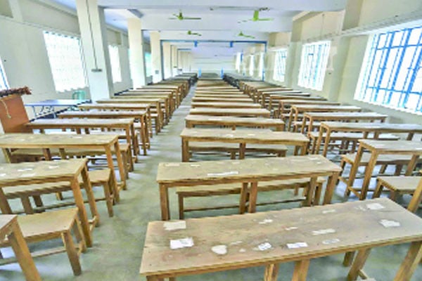 বন্ধ পরীক্ষা শঙ্কায় শিক্ষার্থীরা