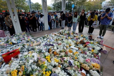 হংকংয়ে অগ্নিকাণ্ডে নিহতদের স্মরণে মানুষের ঢল, বিক্ষোভে চীনের সতর্কতা