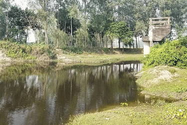 ৮ বছর ধরে ভাঙা সেতু, পাঁচ গ্রামের মানুষের চরম ভোগান্তি