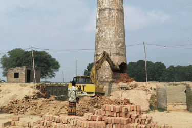 মেহেরপুরে অবৈধ ইটভাটা গুঁড়িয়ে দিল প্রশাসন