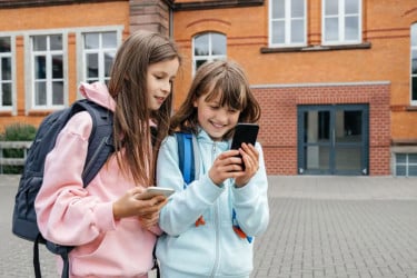 হাইস্কুলে মোবাইল ফোন নিষিদ্ধ করছে ফ্রান্স