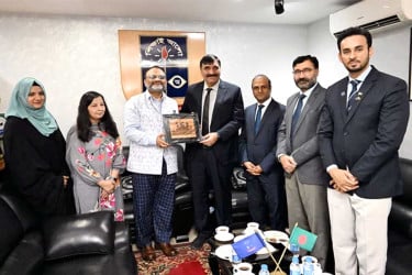 ঢাবি উপাচার্যের সঙ্গে পাকিস্তান উচ্চশিক্ষা কমিশনের প্রতিনিধি দলের বৈঠক