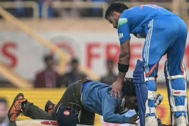 বিরাট কোহলির পা ছুঁয়ে কারাগারে যুবক, বাড়িতে বাড়ছে উৎকণ্ঠা