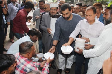 খালেদা জিয়ার রোগমুক্তি কামনায় দোয়া মাহফিলে অংশ নিলেন তামিম