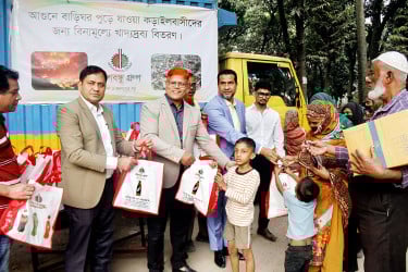 আগুনে পুড়ে যাওয়া কড়াইলবাসীদের পাশে দাঁড়ালো দেশবন্ধু গ্রুপ