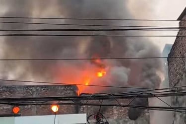 সোয়া এক ঘণ্টা পর চকবাজারের আগুন নিয়ন্ত্রণে