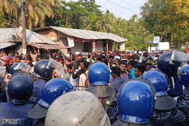 সেতু নির্মাণের দাবিতে ভোলায় বিদ্যুৎ কেন্দ্রের সামনে অবস্থান