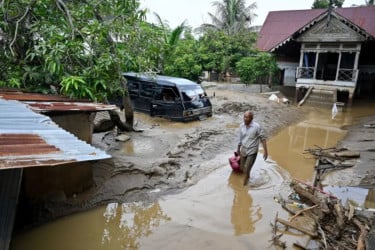 ঘূর্ণিঝড়-বন্যায় এশিয়ায় ১১শ'র বেশি মানুষের প্রাণহানি